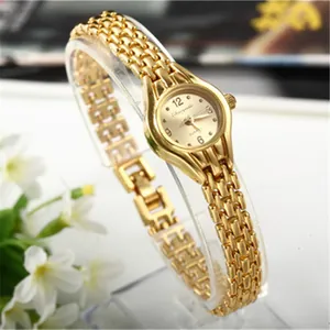 Gedetailleerd zicht op het elegante gouden Chaoyada dames quartz armbandhorloge model
