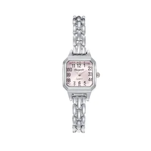 Vista dettagliata dell'elegante orologio al quarzo da donna con quadrante quadrato rosa