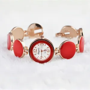 Dettaglio delle maglie in smalto rosso e finitura oro rosa di questo orologio da donna.