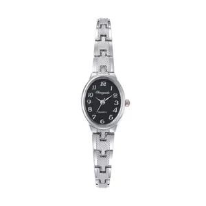 Dettaglio dell'orologio da donna in argento con quadrante nero ovale e movimento al quarzo