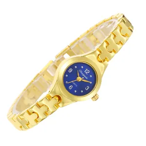 Detailopname van een elegant gouden armbandhorloge met een diepblauwe analoge wijzerplaat