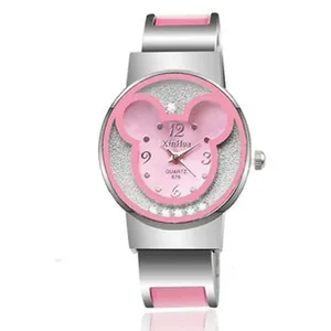 Dettaglio di un orologio al quarzo rosa a forma di Topolino con cinturino in argento.