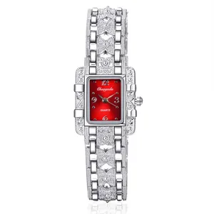 Vista dettagliata del quadrante rosso e dell'orologio bracciale in argento inciso