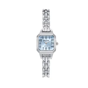 Primo piano di un orologio al quarzo argento da donna con quadrante azzurro quadrato.