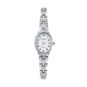 Vista dettagliata di un elegante orologio da polso ovale in argento da donna in metallo