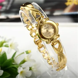 Elegante gouden Chaoyada damesarmbandhorloge met een kleine ronde wijzerplaat en vintage band.