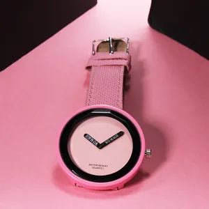 Dettaglio dell'orologio al quarzo rosa oversize con quadrante minimalista e cinturino rosa