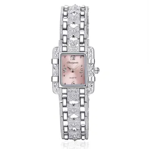 Vista dettagliata di un elegante orologio da polso in lega d'argento con quadrante rosa