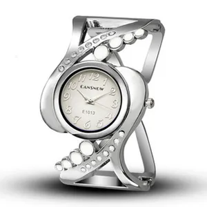 Dettaglio dell'orologio a bracciale CANSNOW argento con cristalli e quadrante tondo