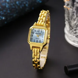 Primo piano di un elegante orologio da donna in oro con quadrante quadrato e movimento al quarzo