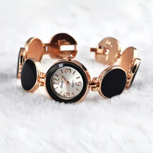 Vista dettagliata dell'orologio da polso donna in oro rosa con maglie nere circolari