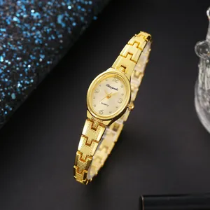 Vista dettagliata di un elegante orologio da polso ovale dorato con quadrante champagne.