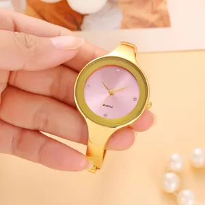Vista dettagliata di un elegante orologio a bracciale minimalista con quadrante rosa
