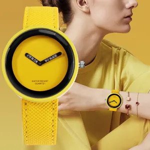 Vista dettagliata dell'orologio al quarzo giallo con quadrante grande e cinturino