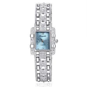 Vista dettagliata dell'orologio a bracciale in lega argento con quadrante blu