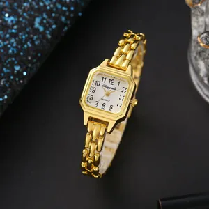 Primo piano dell'elegante orologio da donna al quarzo in oro con quadrante quadrato bianco