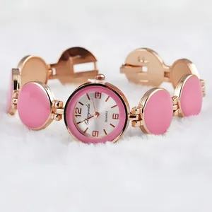 Vista dettagliata di un orologio da donna in oro rosa con maglie circolari in rosa