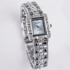 Elegante orologio da polso da donna in lega d'argento con quadrante quadrato e quarzo.