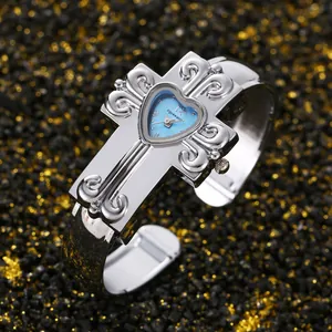 Orologio a bracciale retrò a croce con quadrante blu a forma di cuore dettagliato