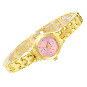 Gedetailleerd overzicht van gouden damesarmbandhorloge met elegante roze wijzerplaat en kwarts