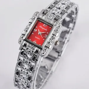 Primo piano di un elegante orologio da donna in lega con quadrante rettangolare rosso vivo