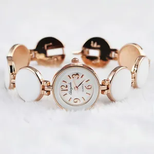 Dettaglio dell'orologio da polso Chaoyada da donna con elementi rotondi bianchi