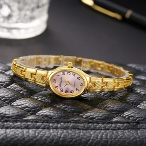Elegante orologio a bracciale dorato con quadrante rosa ovale su pelle nera trapuntata
