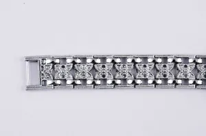 Dettaglio macro dell'elegante cinturino per orologio in argento con maglie a farfalla