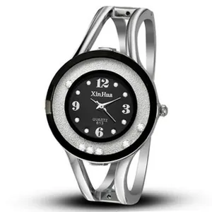 Vista dettagliata dell'elegante orologio a bracciale in argento con quadrante strutturato.