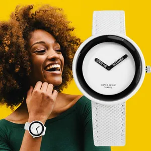 Orologio al quarzo bianco minimalista con quadrante nero oversize e cinturino bianco testurizzato