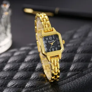 Primo piano di un elegante orologio al quarzo da donna in oro con quadrante quadrato nero