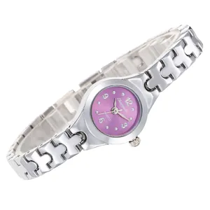 Zilveren armbandhorloge met een paarse wijzerplaat en een uniek ontwerp van de schakelarmband
