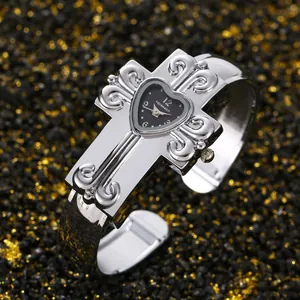 Orologio a polsino vintage a forma di croce con quadrante a cuore e intagli in argento