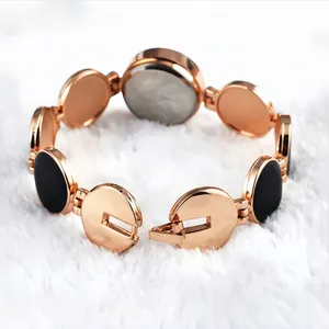 Dettaglio di un orologio a bracciale da donna in oro rosa con maglie circolari e nero.