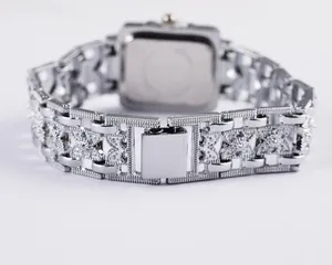 Dettaglio del cinturino in lega d'argento e del fondello di un orologio quadrato da donna