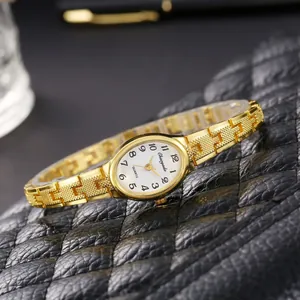 Elegante orologio a bracciale dorato con quadrante bianco ovale e cinturino