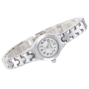 Detailoverzicht van een zilverkleurig dameshorloge met H-schakelarmband.