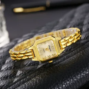Vista dettagliata dell'orologio al quarzo da donna dorato con quadrante quadrato di lusso
