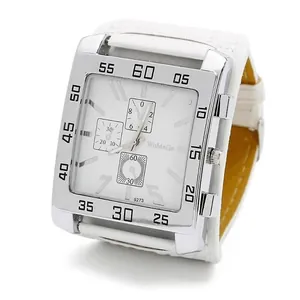 Primer plano del reloj deportivo WoMaGe para hombre con esfera blanca cuadrada y correa