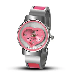 Vista dettagliata del quadrante rosa a forma di cuore su orologio a bracciale argento