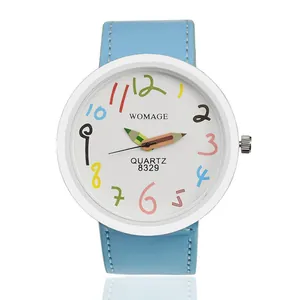 Vista dettagliata dell'orologio WOMAGE con lancette a matita e numeri colorati per donna