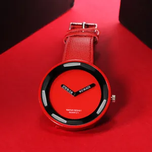 Dettaglio del grande quadrante rosso e delle lancette dell'orologio al quarzo WOMAGE.