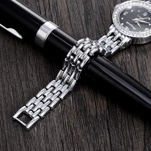 Nahaufnahme eines eleganten silbernen Metallarmbands mit strassbesetztem kleinem Zifferblatt