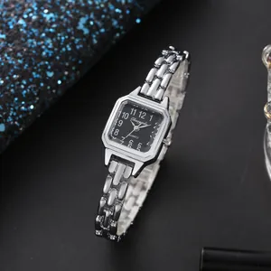 Vista dettagliata dell'orologio da donna in argento con quadrante nero quadrato