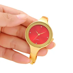 Elegante orologio al quarzo a bracciale dorato da donna con quadrante rosso.