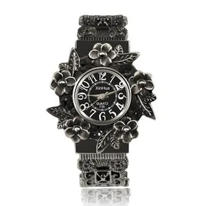 Dettaglio dell'orologio da polso a quarzo vintage con fiori per donna