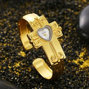 Orologio a bracciale con croce d'oro vintage con quadrante a cuore e incisioni