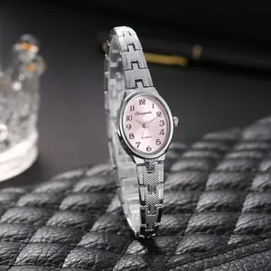 Elegante orologio a bracciale ovale argento con quadrante rosa su sfondo in pelle