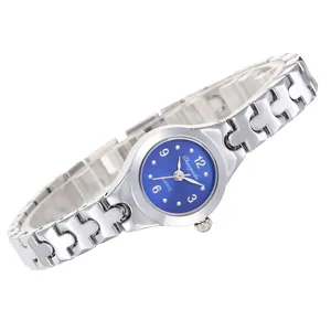 Detailopname van zilveren armbandhorloge met blauwe wijzerplaat en kwartsuurwerk.