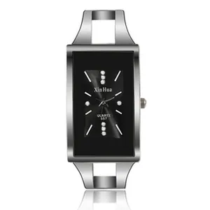 Vista dettagliata dell'orologio al quarzo rettangolare in argento con quadrante nero